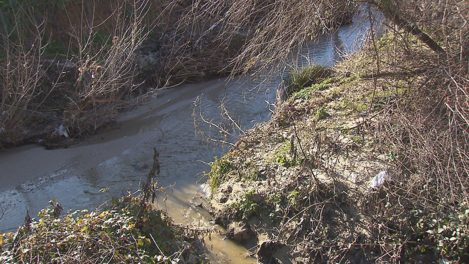 Ecologistas denuncian 20 años de vertidos en el Arroyo de la Vega