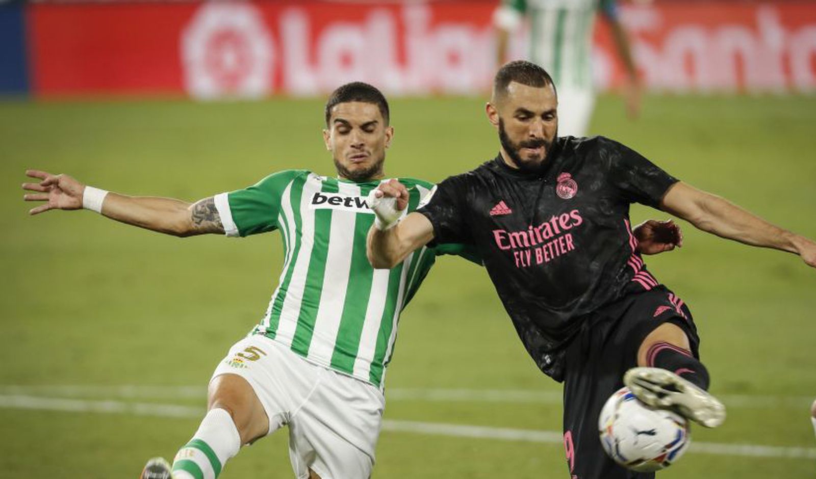 Benzema ante el Betis
