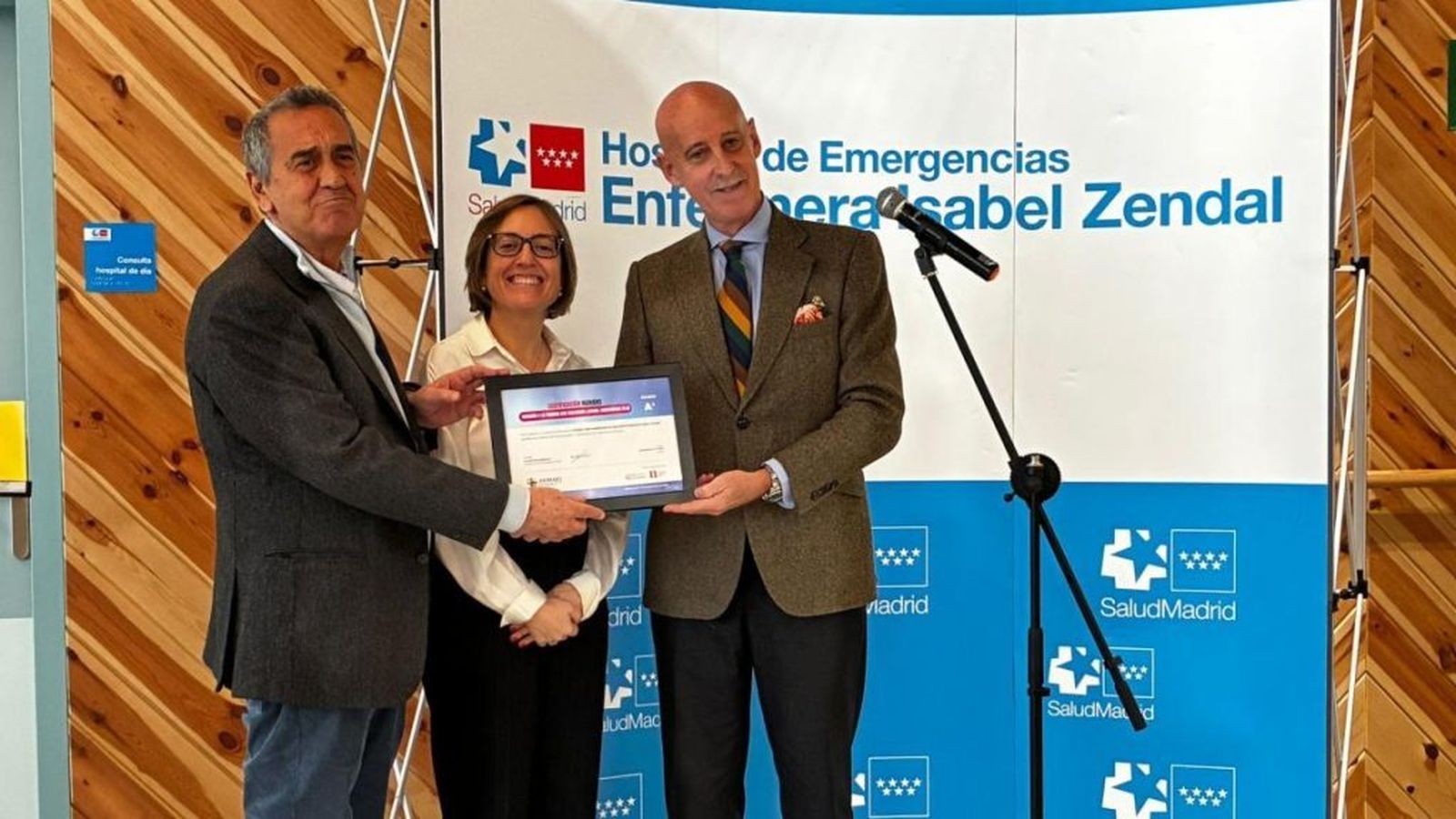 La directora general de Coordinación Sociosanitaria, Carmen González, recoge el reconocimiento al Hospital público Enfermera Isabel Zenda
