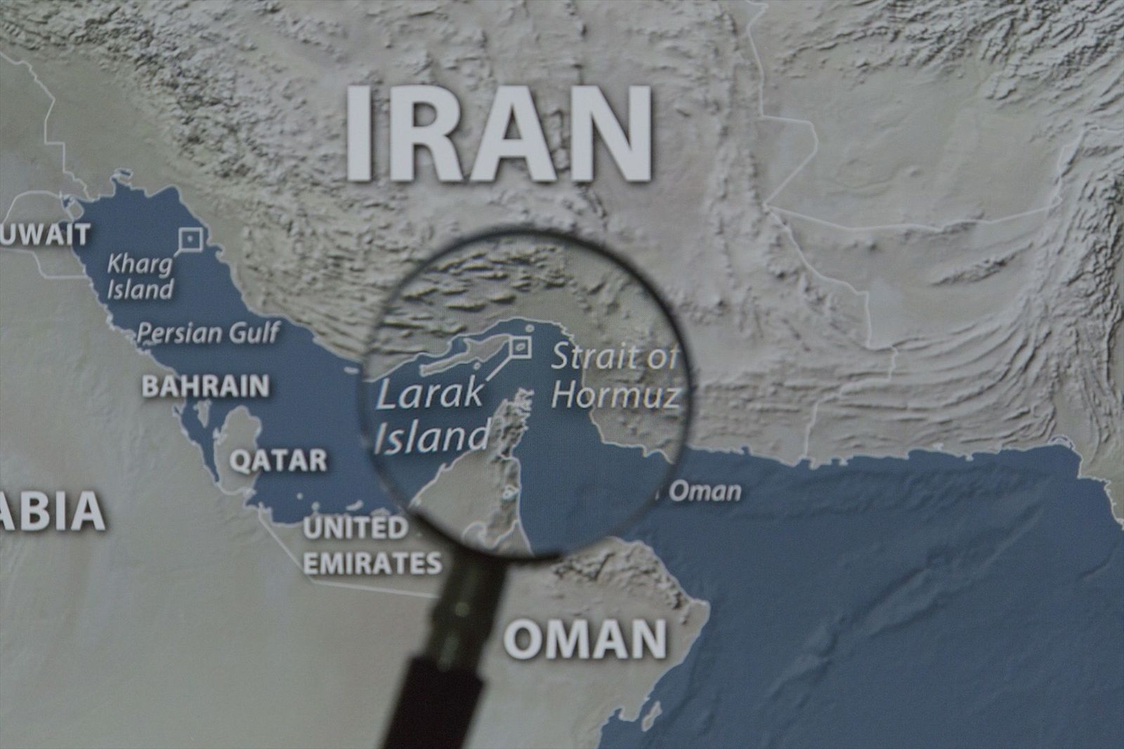 Irán ataca dos buques y bases estadounidenses en Jordania y una decena de barcos en Ormuz