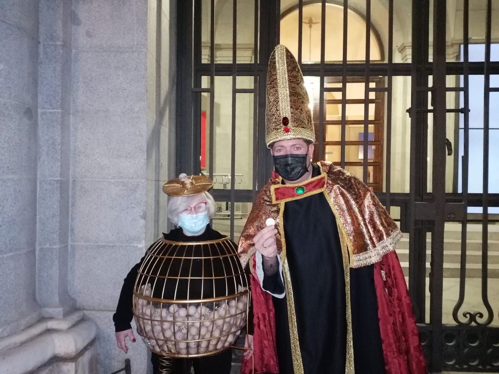 Un sorteo sin público pero con gente disfrazada a las puertas del Teatro Real