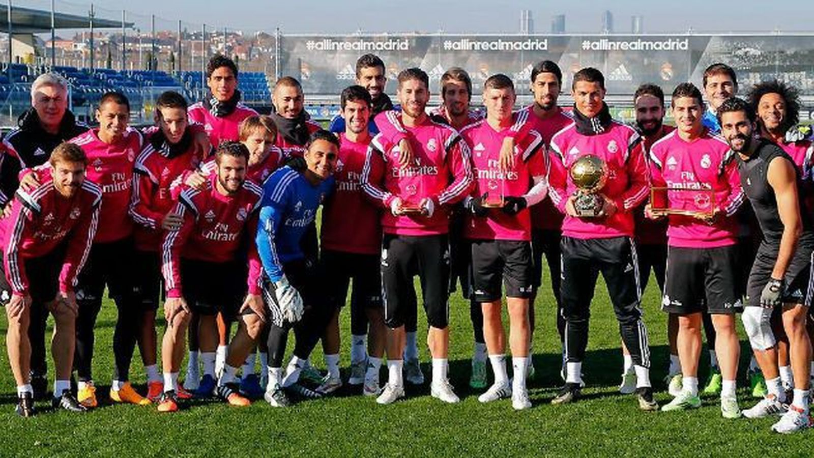 La plantilla del Madrid festeja el Balón de Oro de CR7