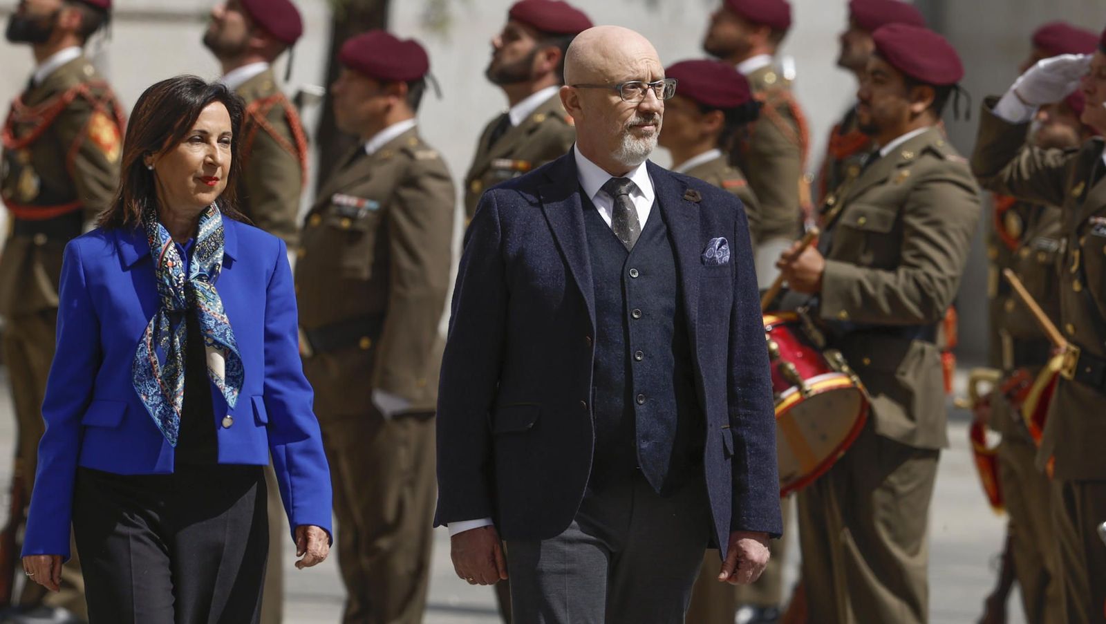 Robles recibe en Madrid al ministro de Defensa de Ucrania y le promete el apoyo "total" de España