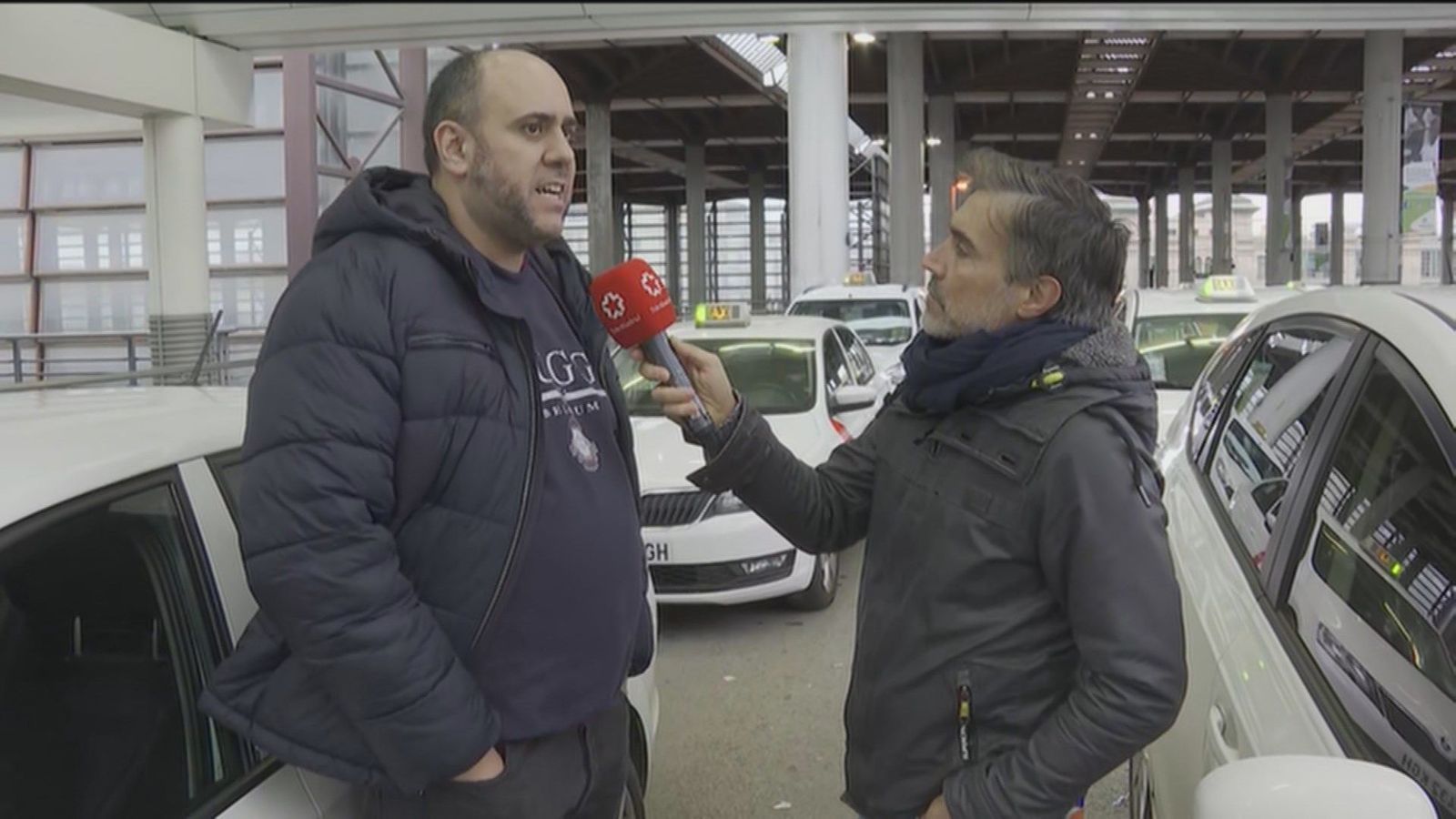 El día a día del taxi en Madrid con enfrentamientos por coger clientes: "Si circulas, es una ruina total"