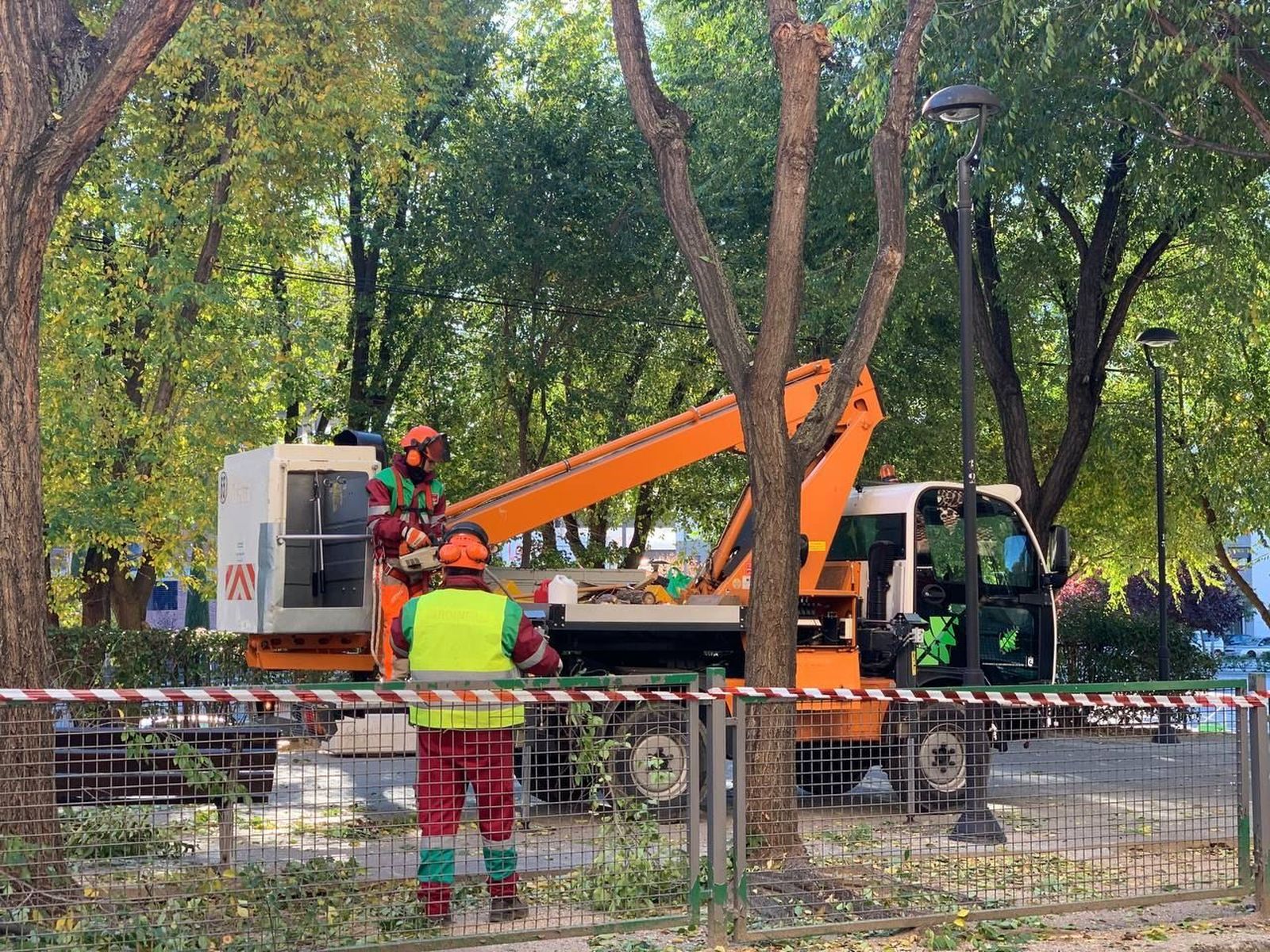 Jardineros de San Sebastián de los Reyes manejan un brazo articulado