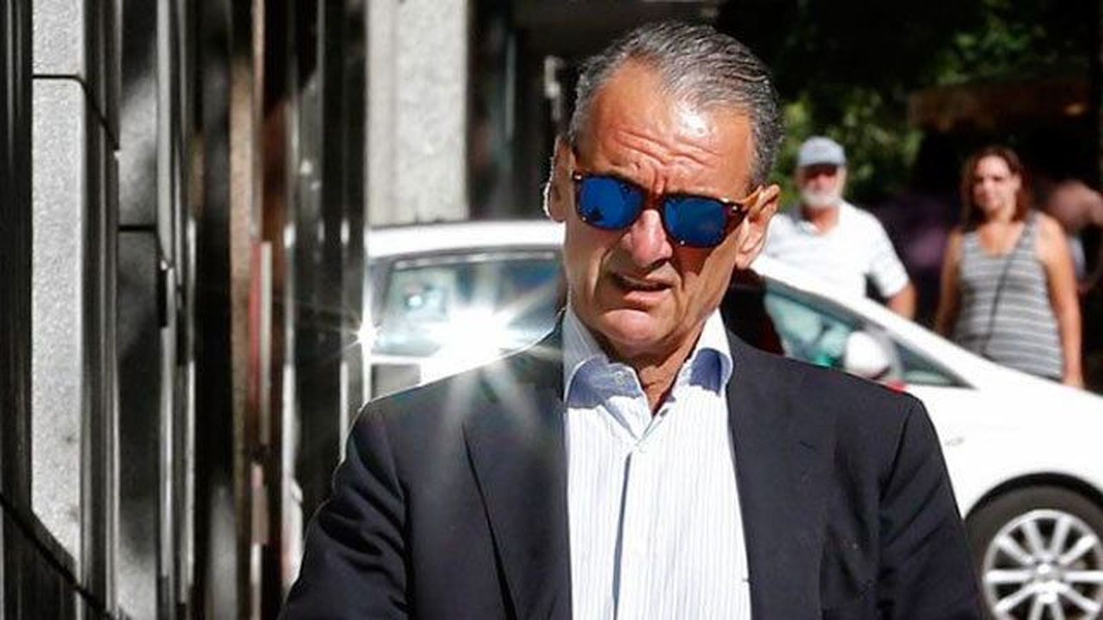 Mario Conde acude a la Audiencia Nacional a entregar su pasaporte