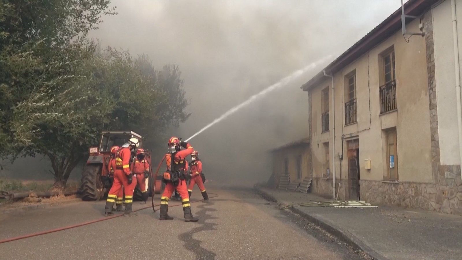Los bomberos de Extremadura rescatan a una veintena de personas tras no atender las órdenes de evacuación