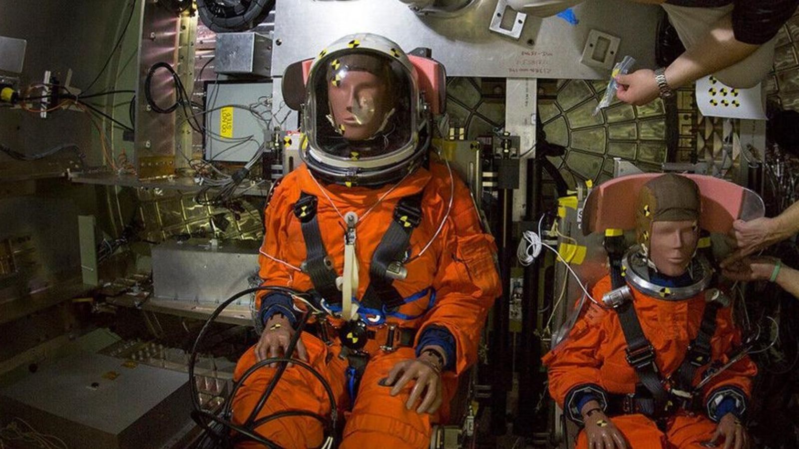 El comandante de la Misión Artemis I, 'Moonikin Campos' (maniquí réplica de un cuerpo humano)