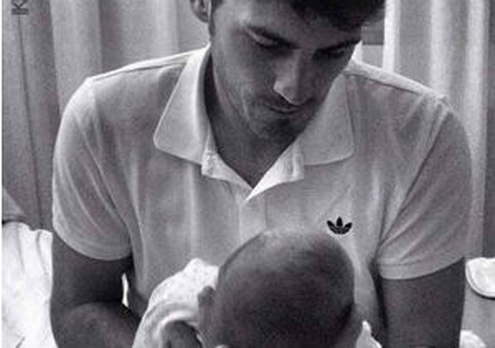 Casillas posa con su hijo