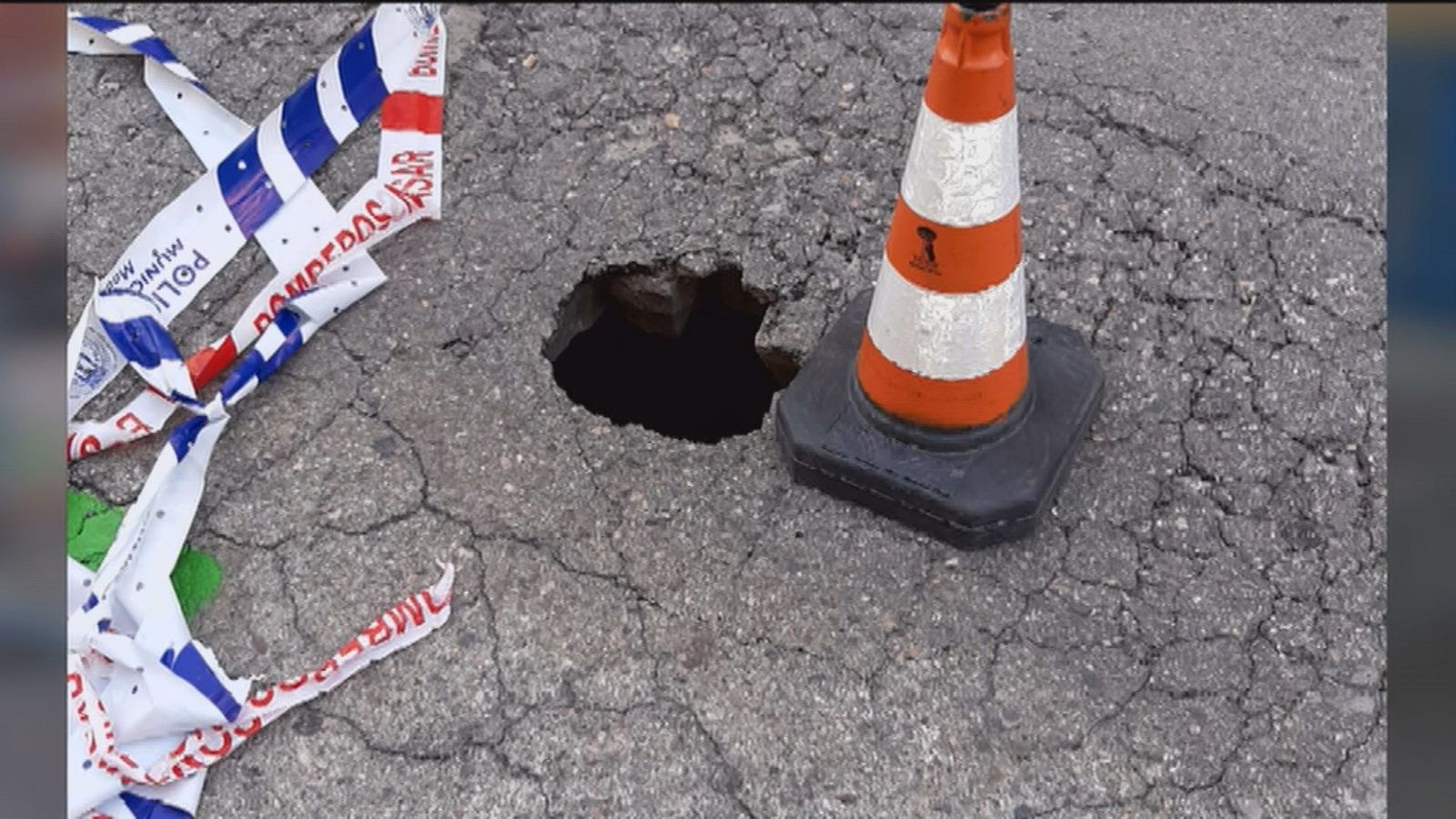 El socavón de una calle de Madrid que tiene en vilo a los vecinos: ¿provocado por las cocinas fantasma?