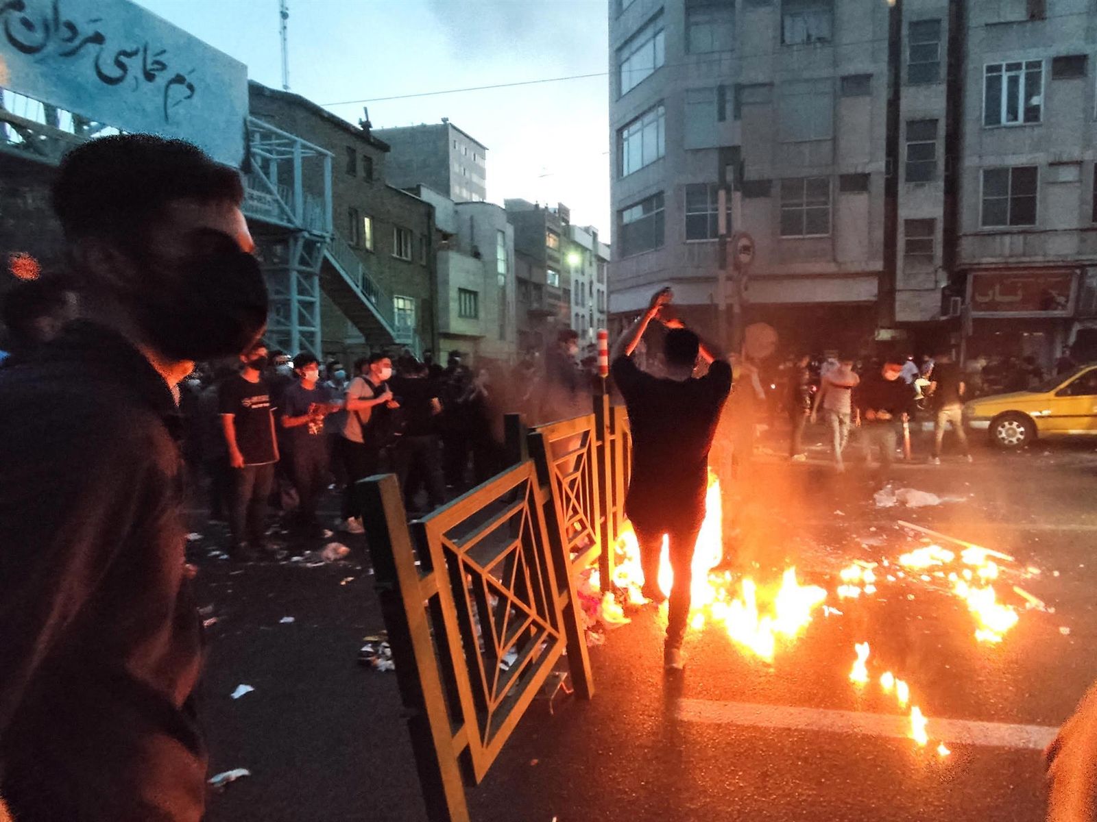 Protesta en Teherán por la muerte de Mahsa Amini tras su detención por llevar mal puesto el velo