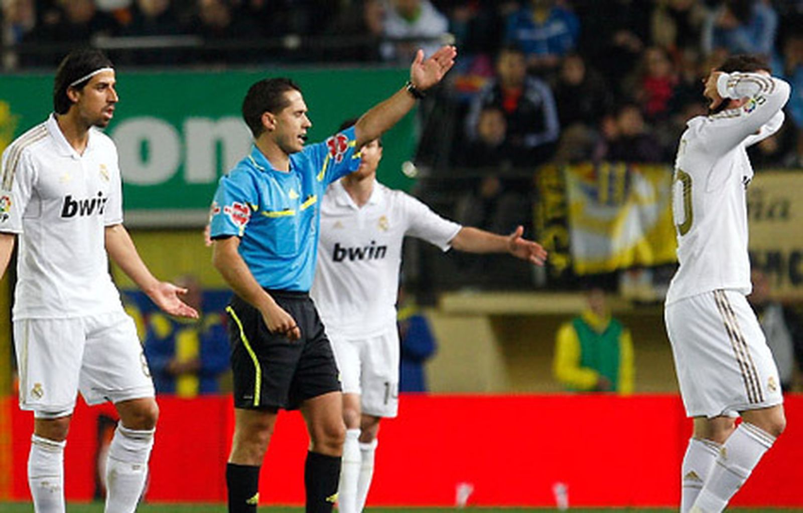 Özil y Khedira se lamentan tras la expulsión del primero en el Villarreal - Real Madrid