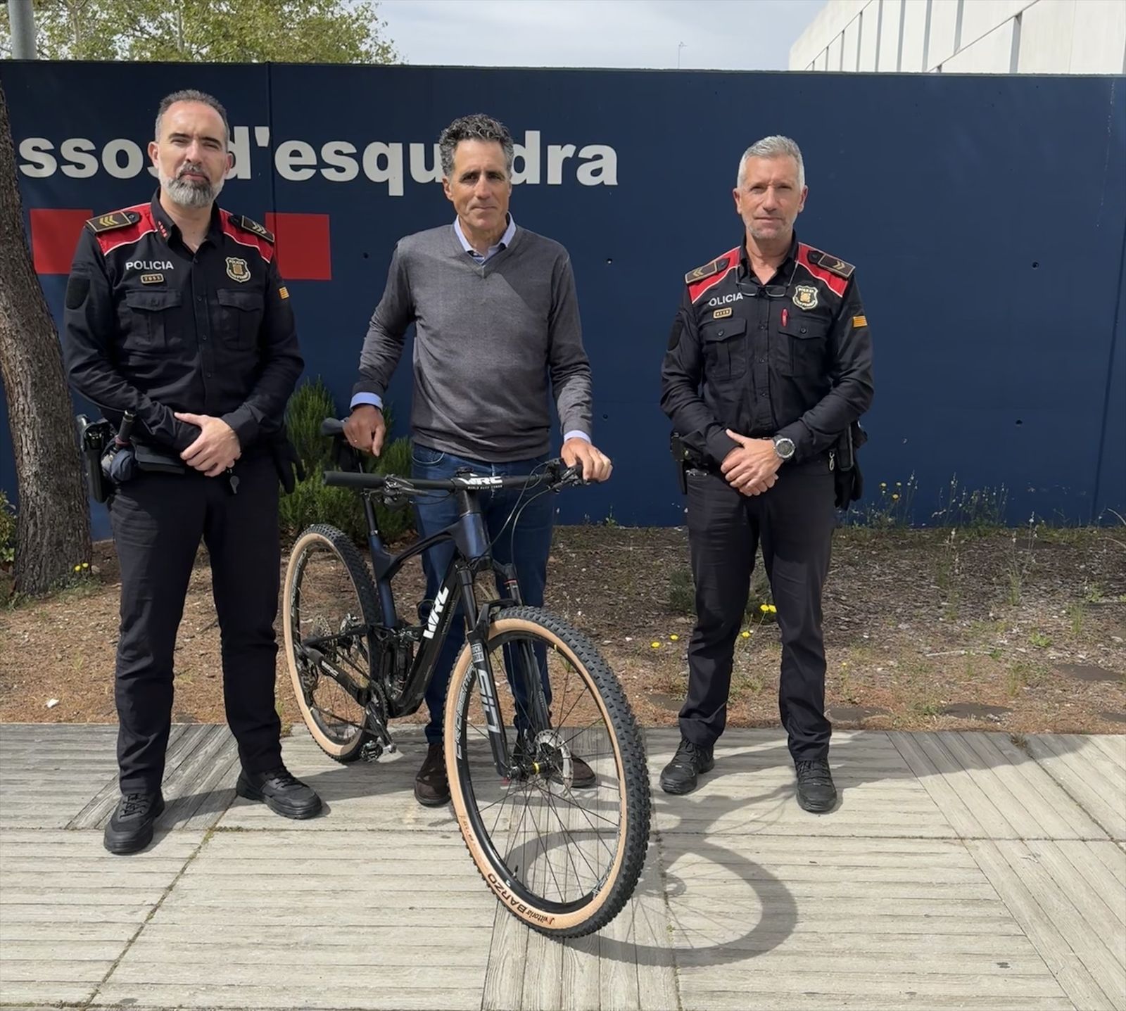Los Mossos y Miguel Induráin con su bici recuperada