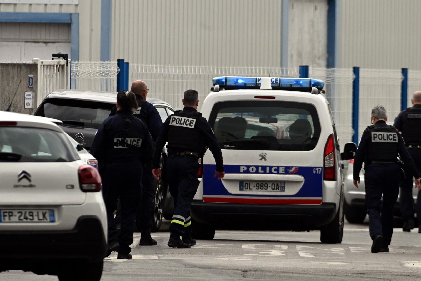 Agentes de la Gendarmería francesa en el exterior del centro educativo