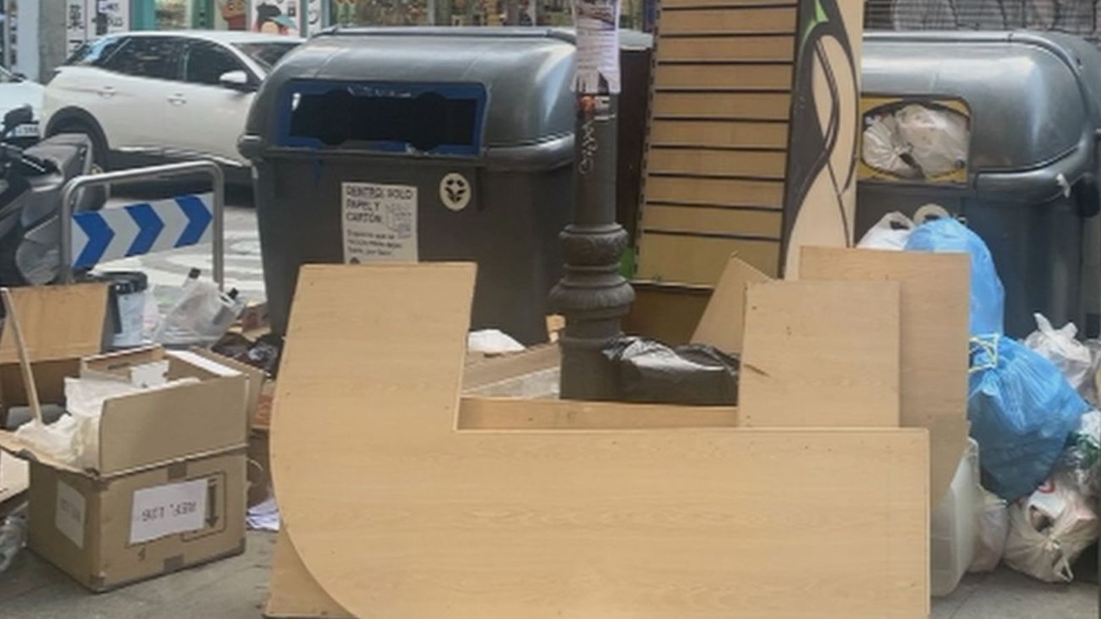 Denuncian la acumulación de basura en Embajadores