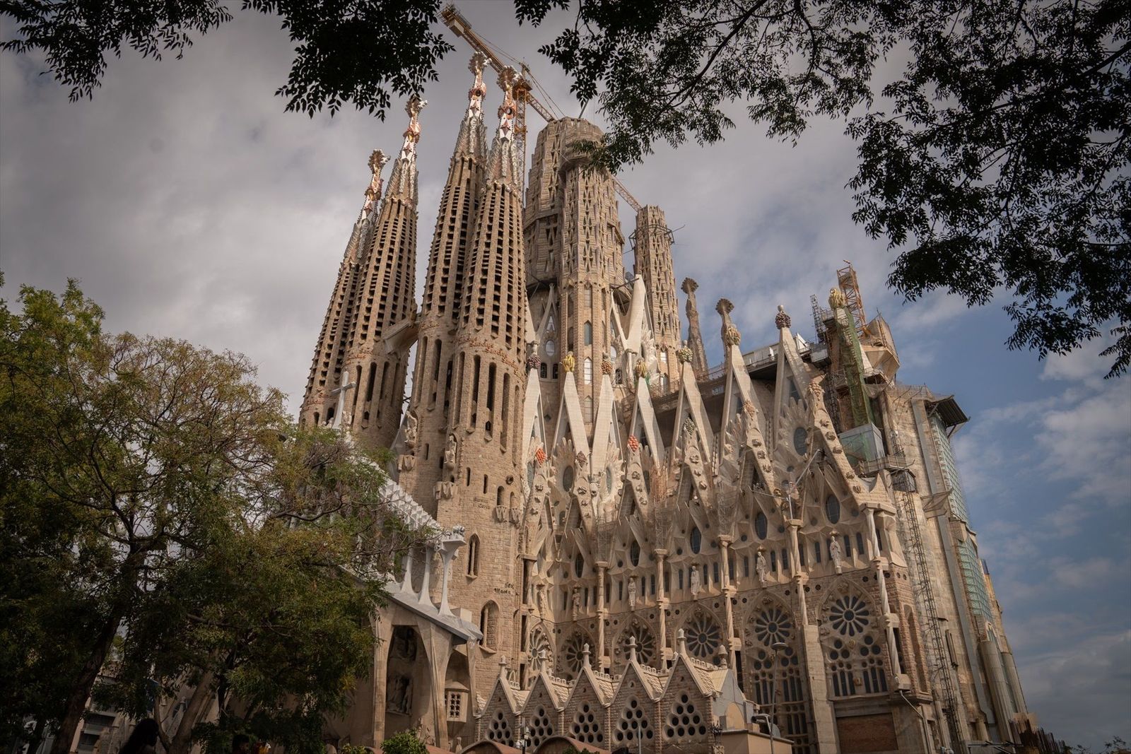 Sánchez y 14 miembros de su gobierno asisten a la misa del Papa en la Sagrada Familia