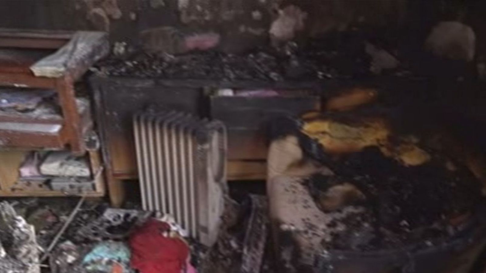 Una vela, el posible origen de un incendio que ha calcinado una vivienda en Moratalaz