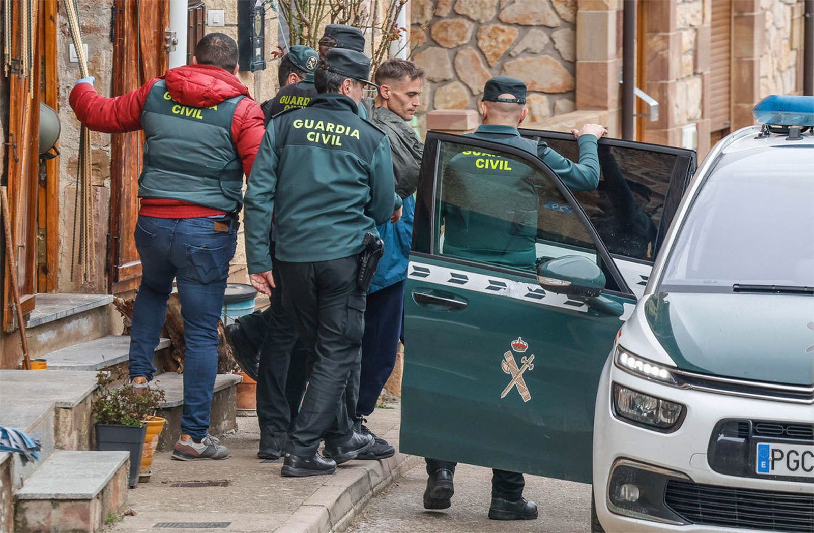 La Guardia Civil recurre a los GRS para detener al atrincherado en Burgos tras secuestrar a un taxista