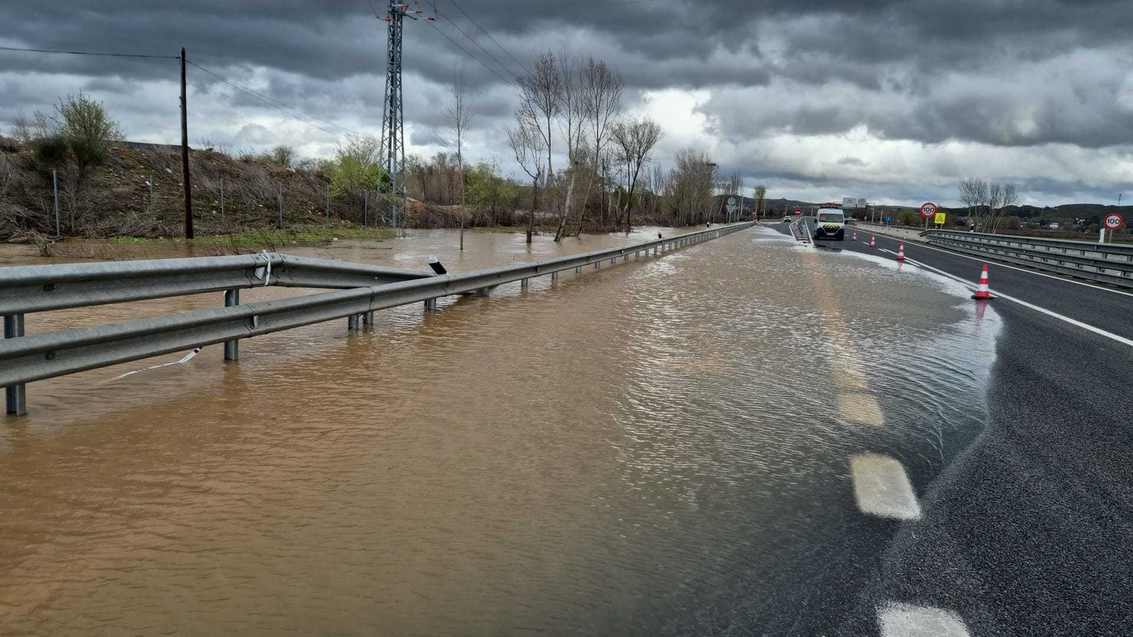 Carretera M-206 en San Fernando de Henares, con balsas de agua