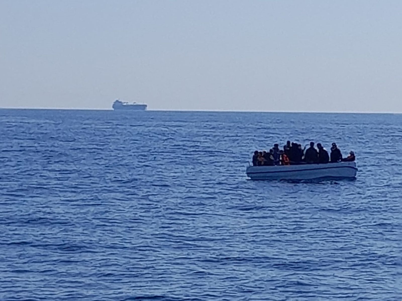 Patera con 18 personas rescatada en aguas de Almería por Salvamento Marítimo (Archivo)