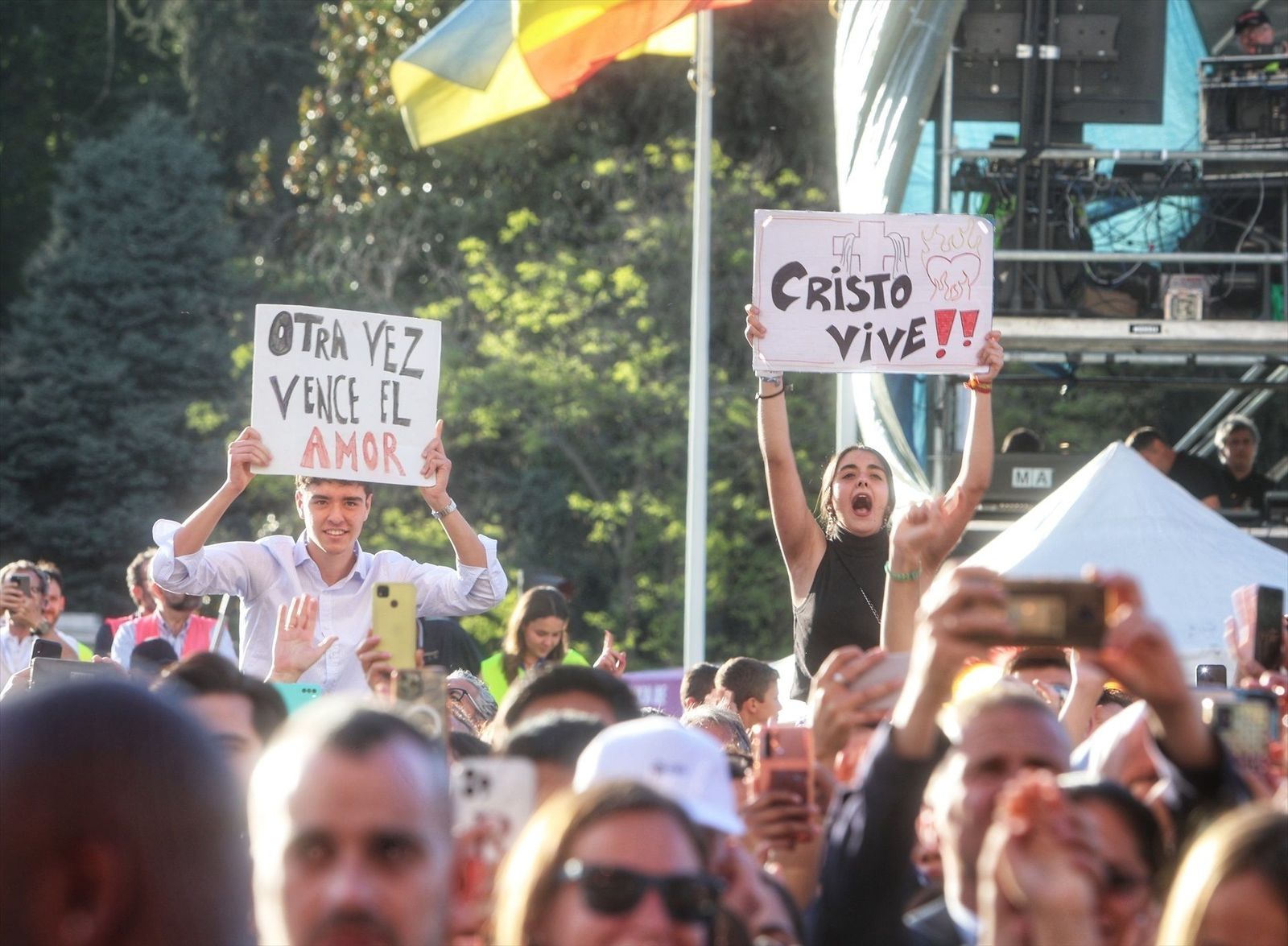 Miles de madrileños celebran la Fiesta de la Resurrección en Cibeles