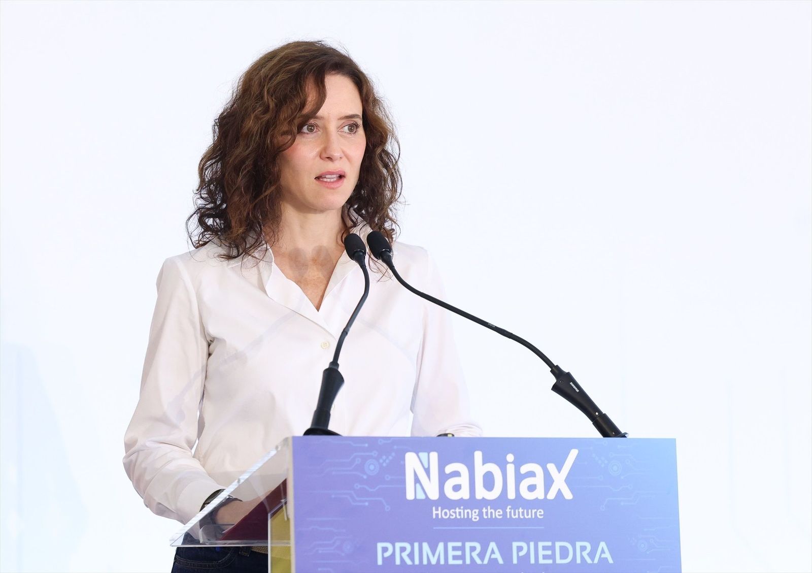 Ayuso defiende la inversión en centros de datos y critica el nuevo decreto del Gobierno