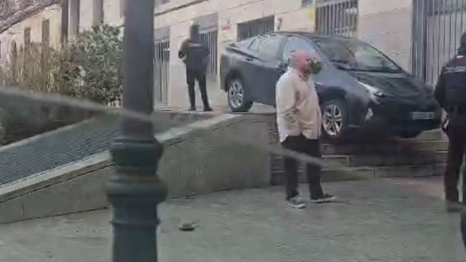 Ha vuelto a pasar: las 'escaleras malditas' de Chueca se 'tragan' otro VTC