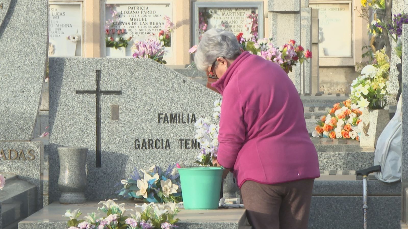 Afluencia de visitantes a los cementerios madrileños