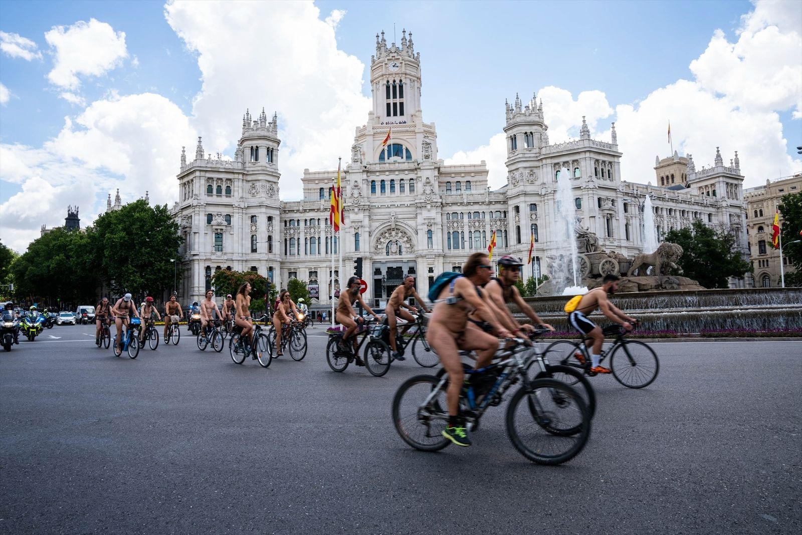 Varias personas desnudas recorren la ciudad en bicicleta en la marcha de 2023
