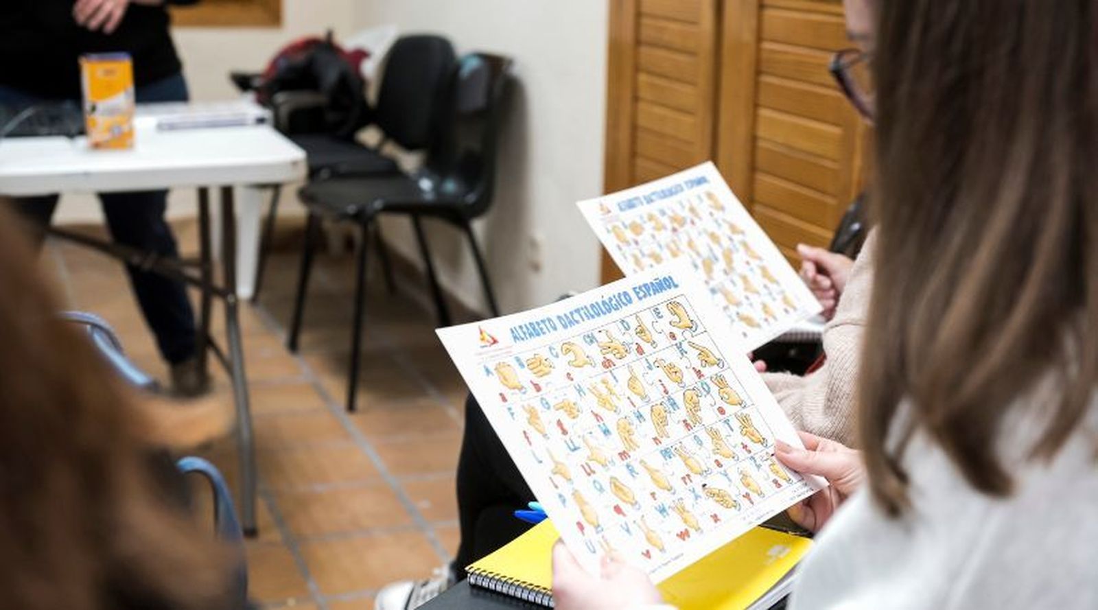 Una asistente a las clases de lengua de signos en Velilla de San Antonio