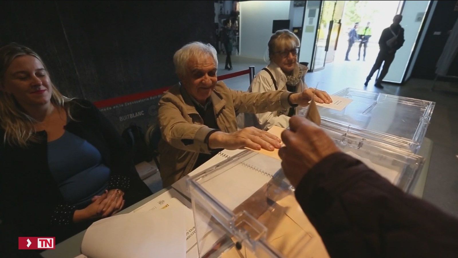 Un hombre ciego preside una mesa electoral en Alicante