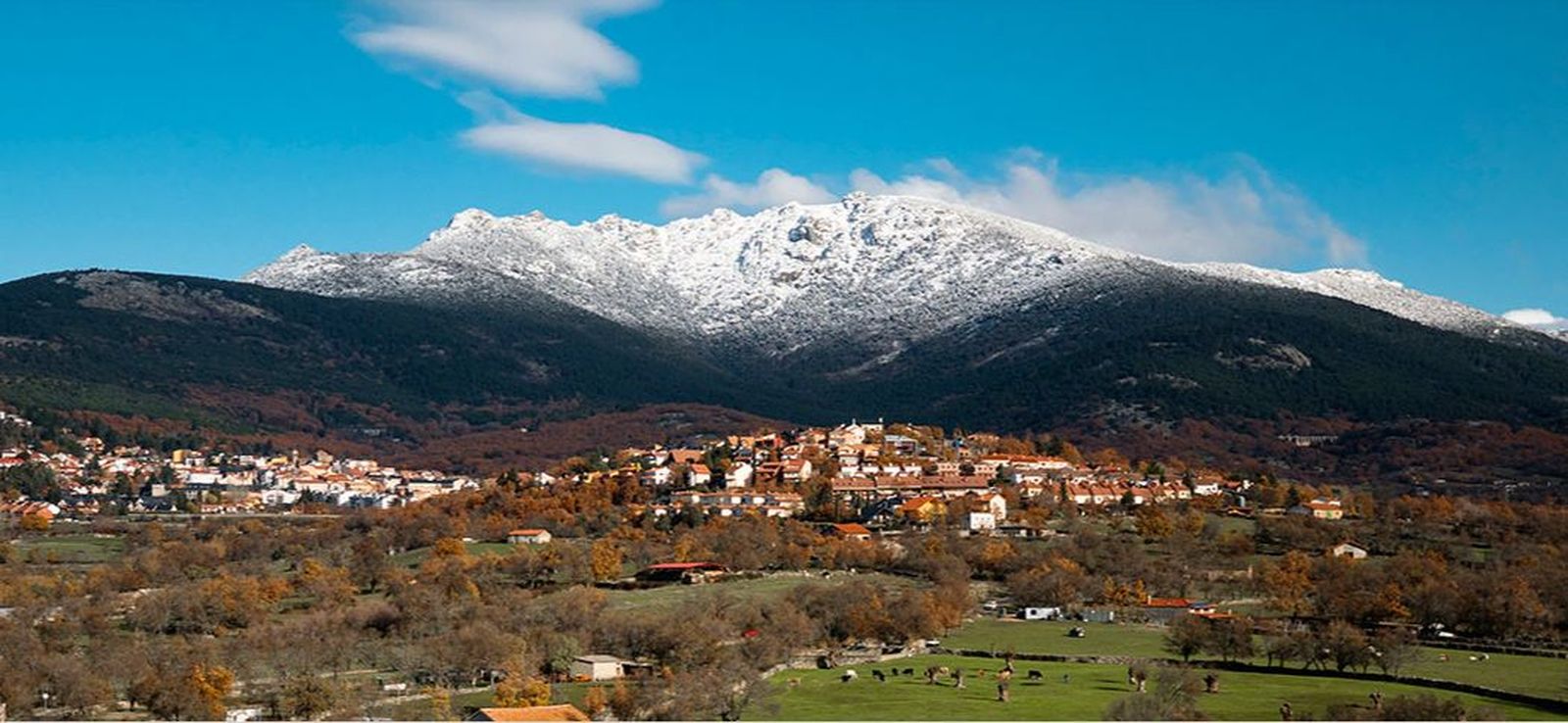 Vista de Cercedilla con la Sierra de Guadarrama al fondo