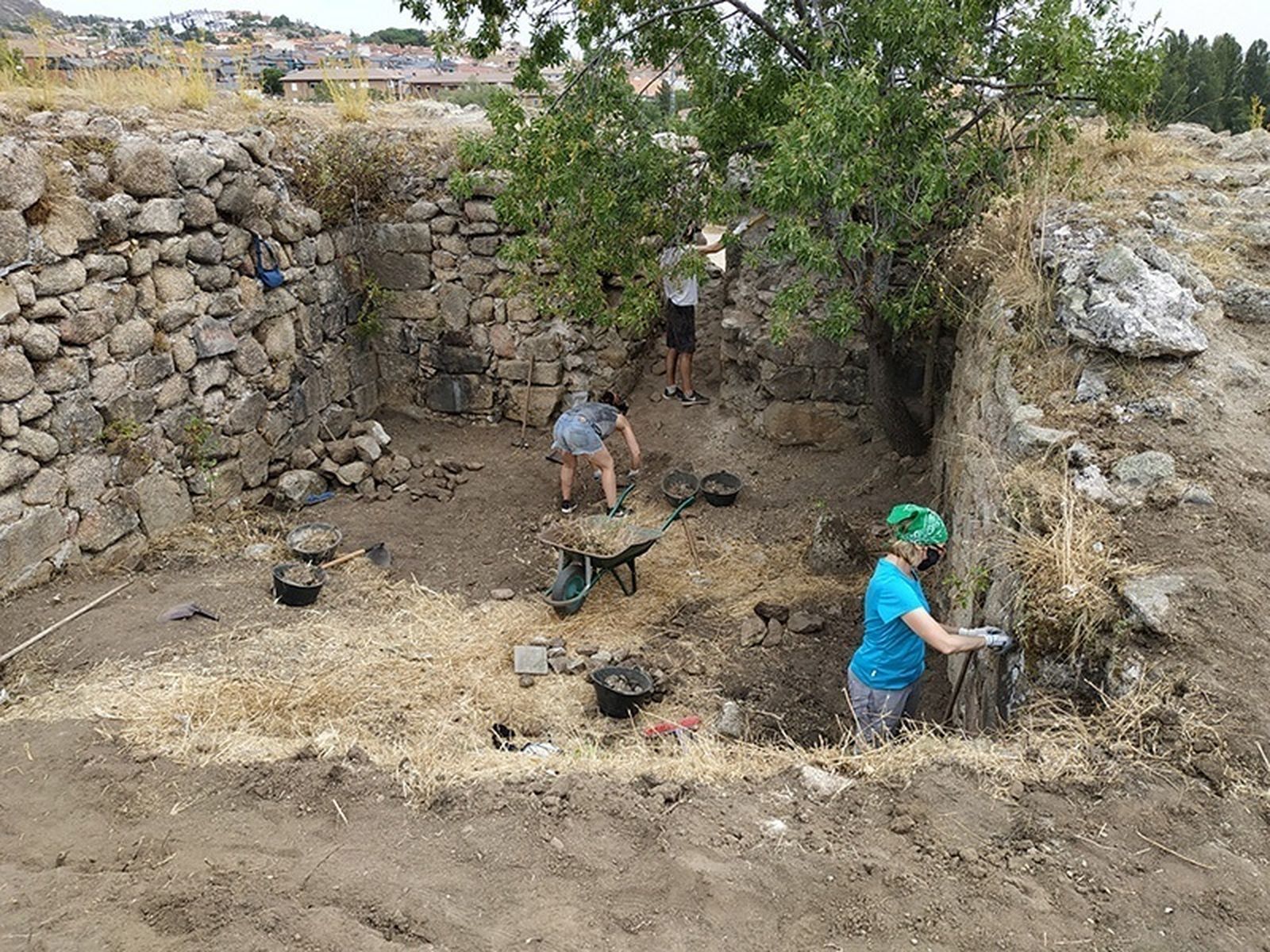 TRabajos de excavación en el castillo viejo de Manzanares El Real