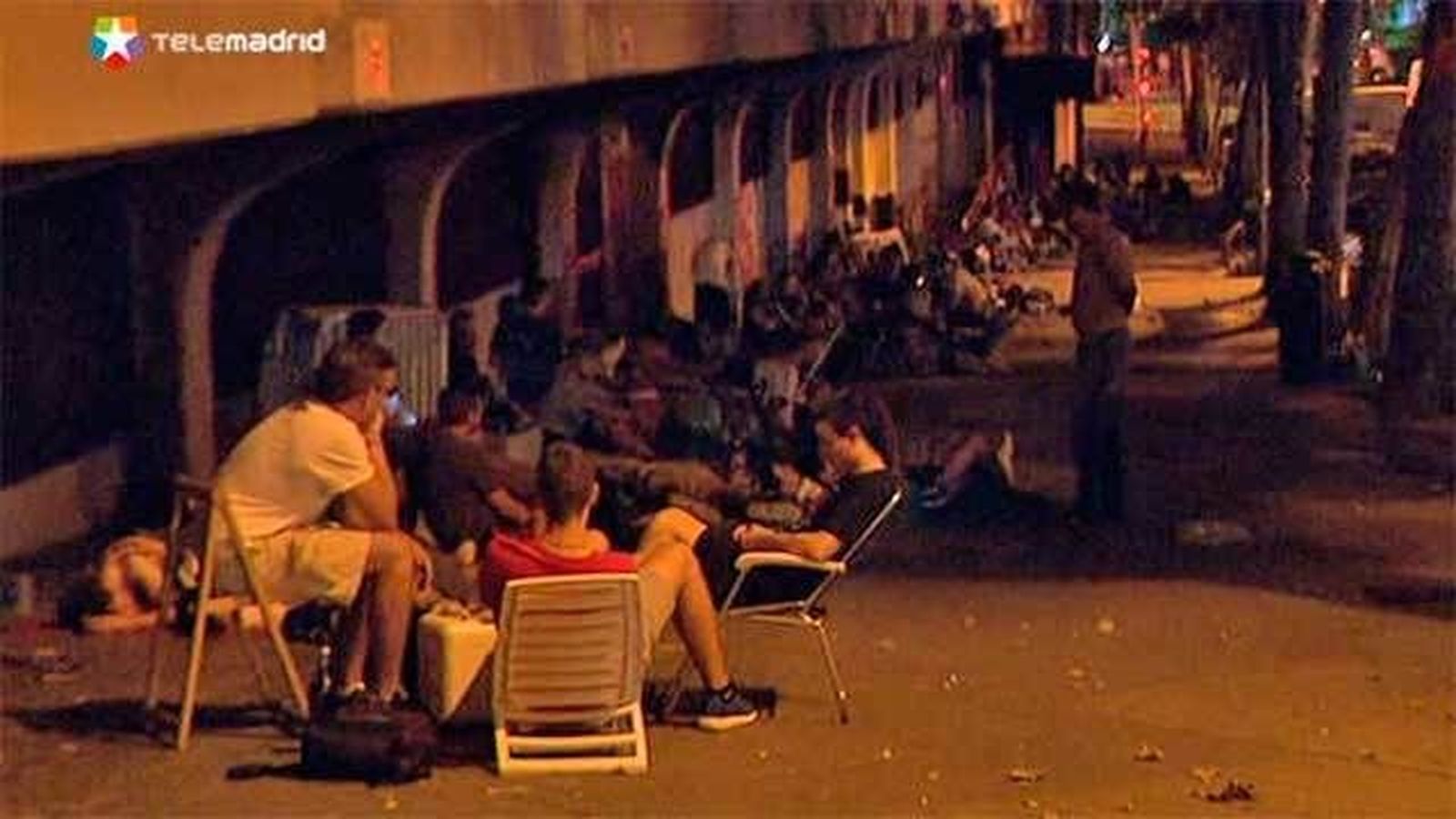 Colas nocturnas ante el estadio del Rayo para hacerse con abonos del fondo