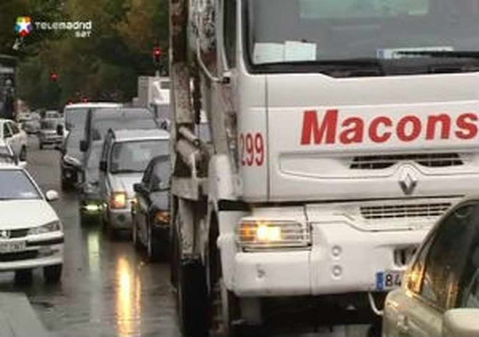 La lluvia y los alcances colapsan el tráfico en accesos y centro de Madrid
