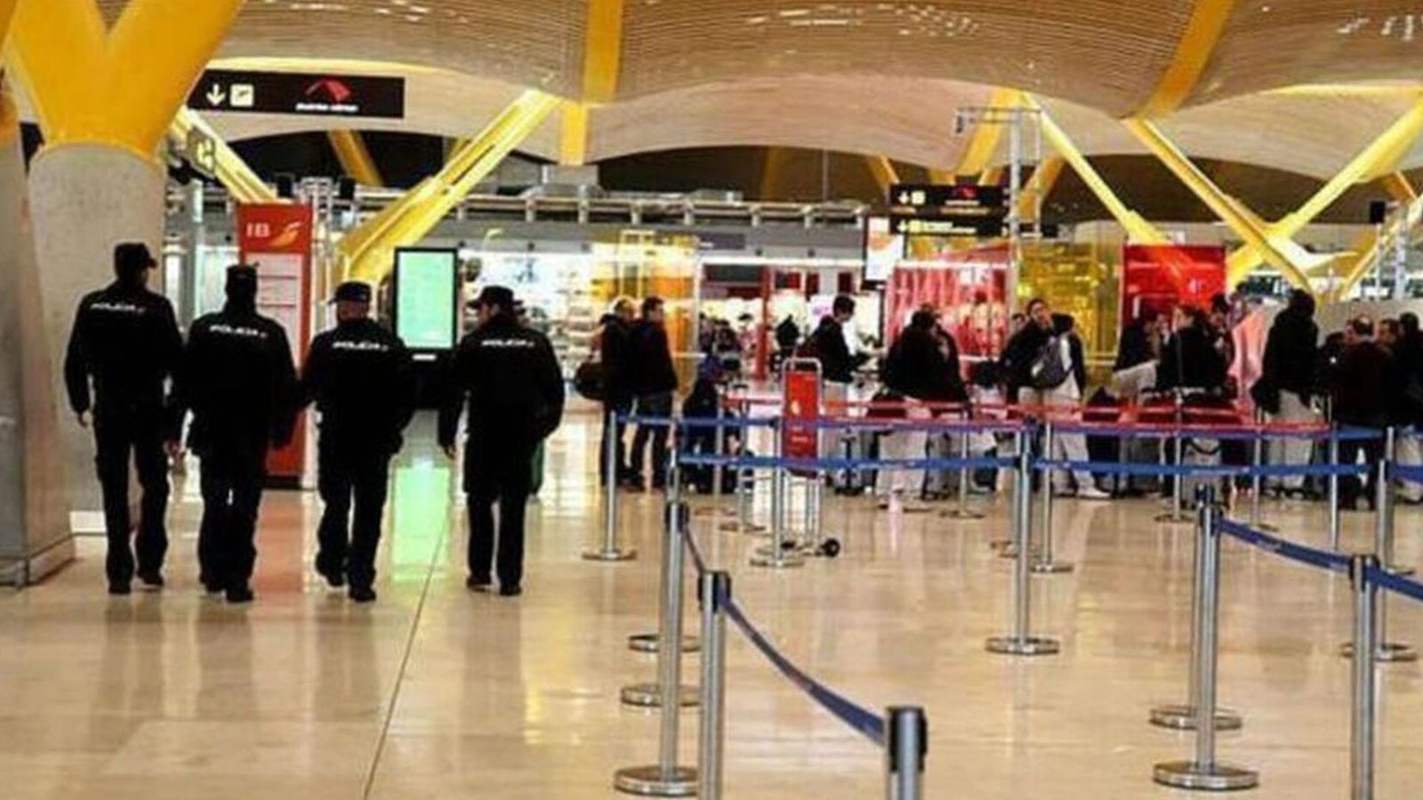 Agentes de Policía en el aeropuerto de Barajas