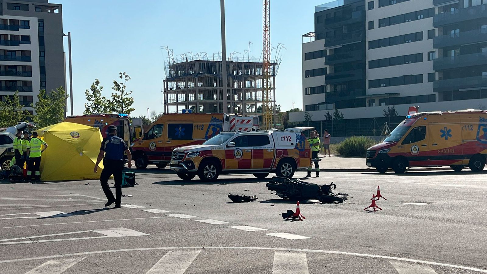 Muere un motorista tras impactar contra un camión de basura en El Cañaveral