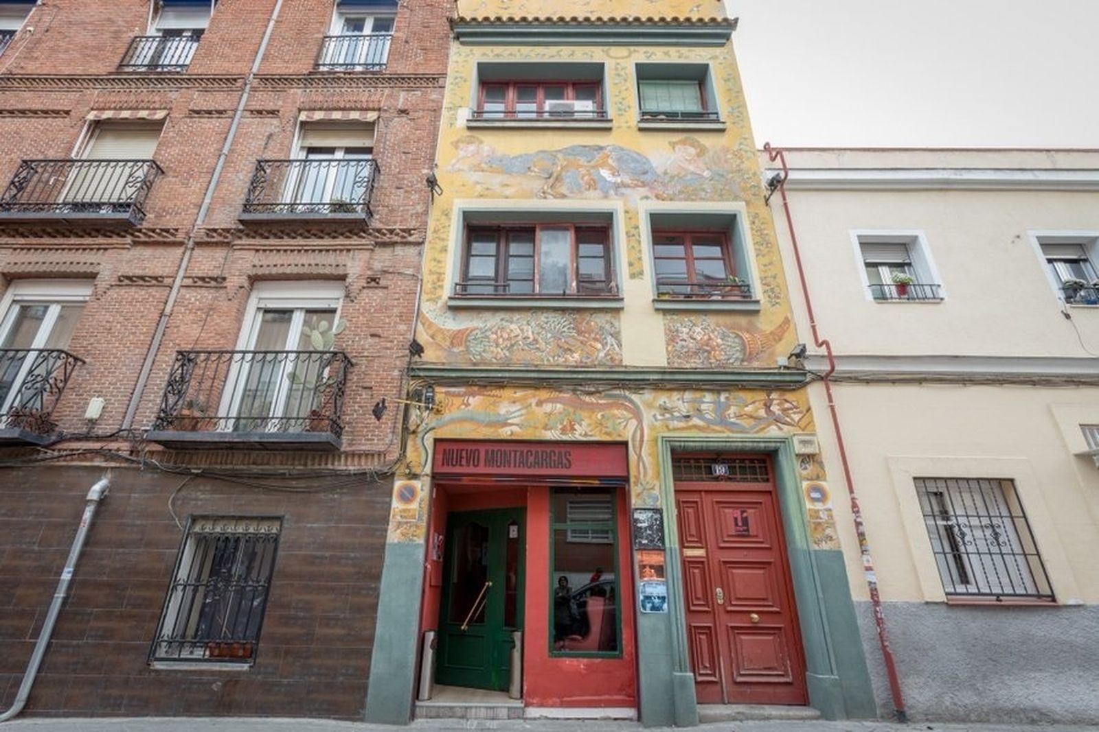 Fachada del Nuevo Montacargas, en la calle Antillón, distrito de Latina