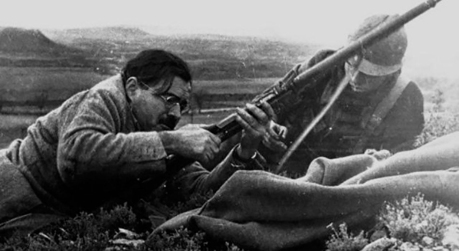 Ernest Hemingway, con un fusil, en la Batalla del Jarama