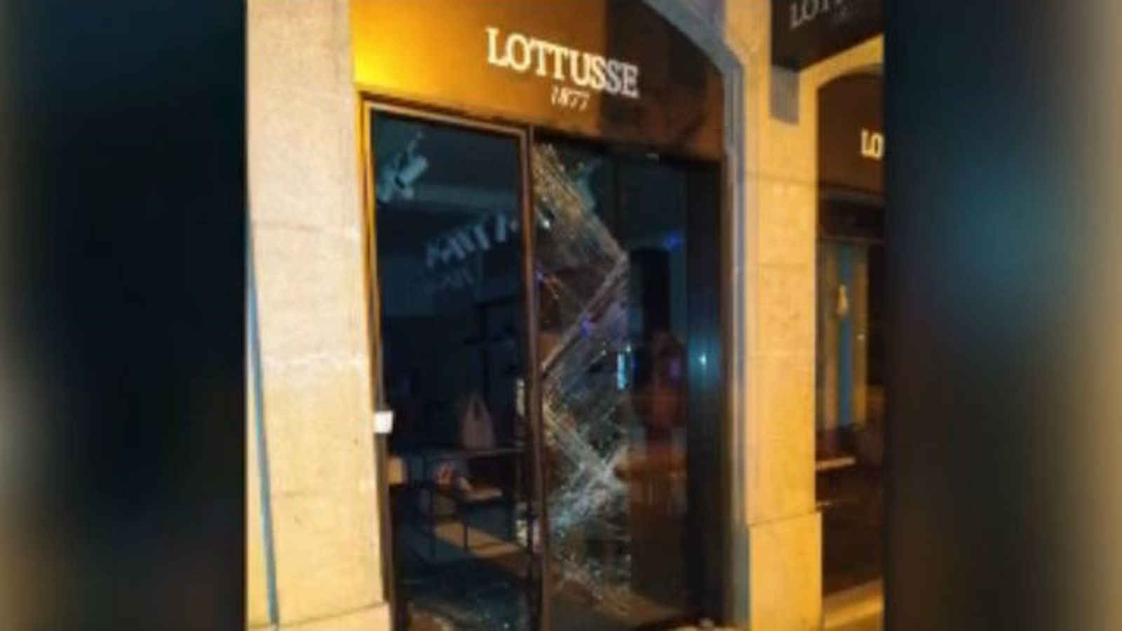 Los ladrones de Serrano arrastraron un coche de Policía con un agente dentro