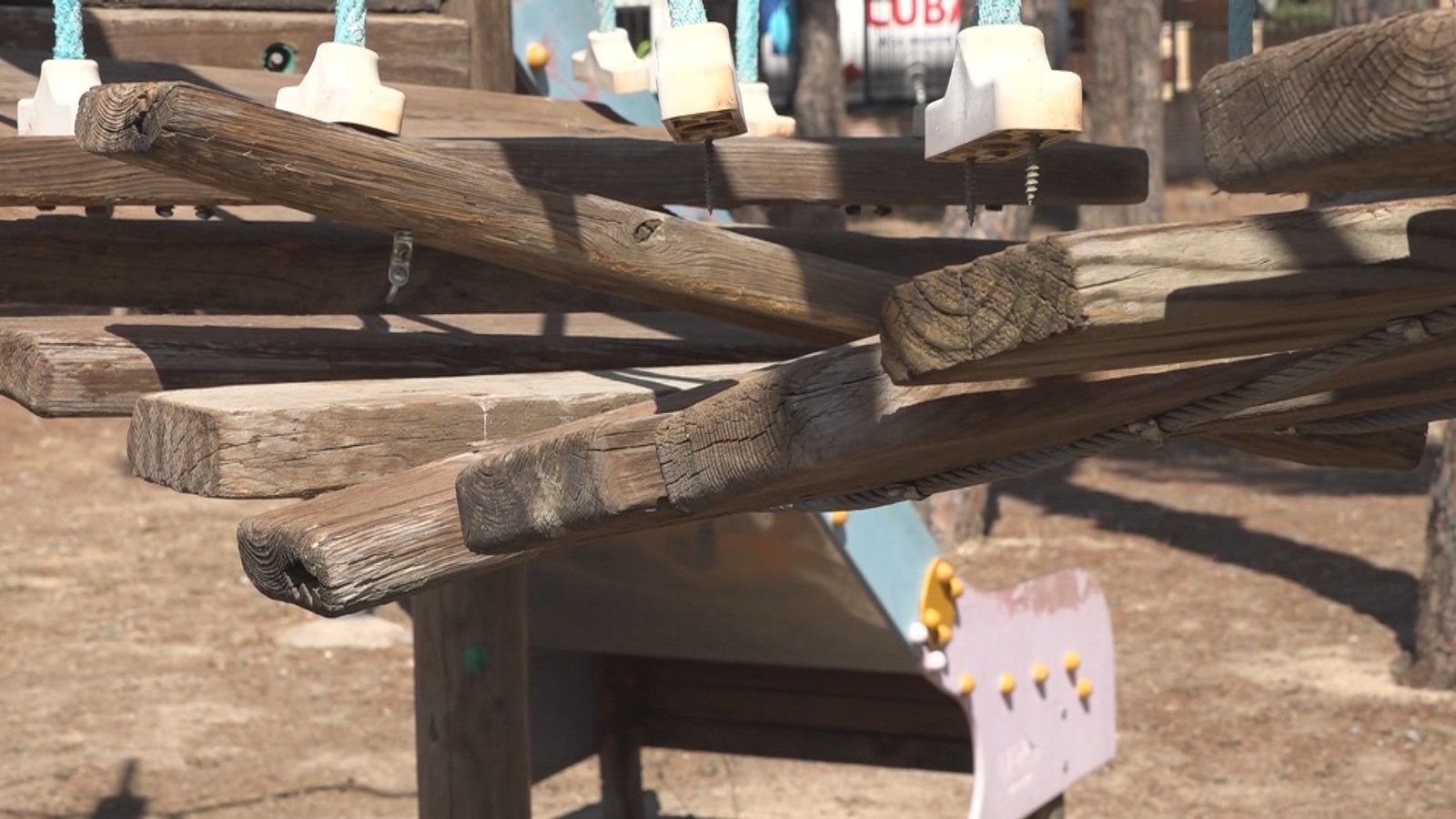 Los vecinos de Torrejón de la Calzada denuncian el estado de abandono de los parques infantiles