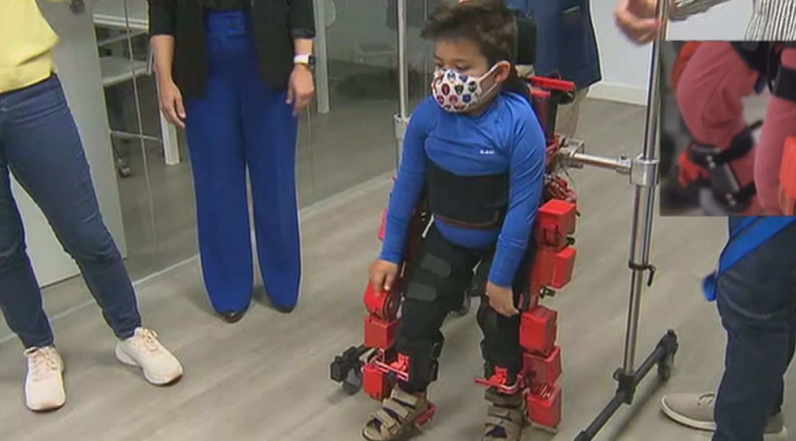 El pequeño Víctor camina con el exoesqueleto español para niños aprobado ya por la Agencia del Medicamento