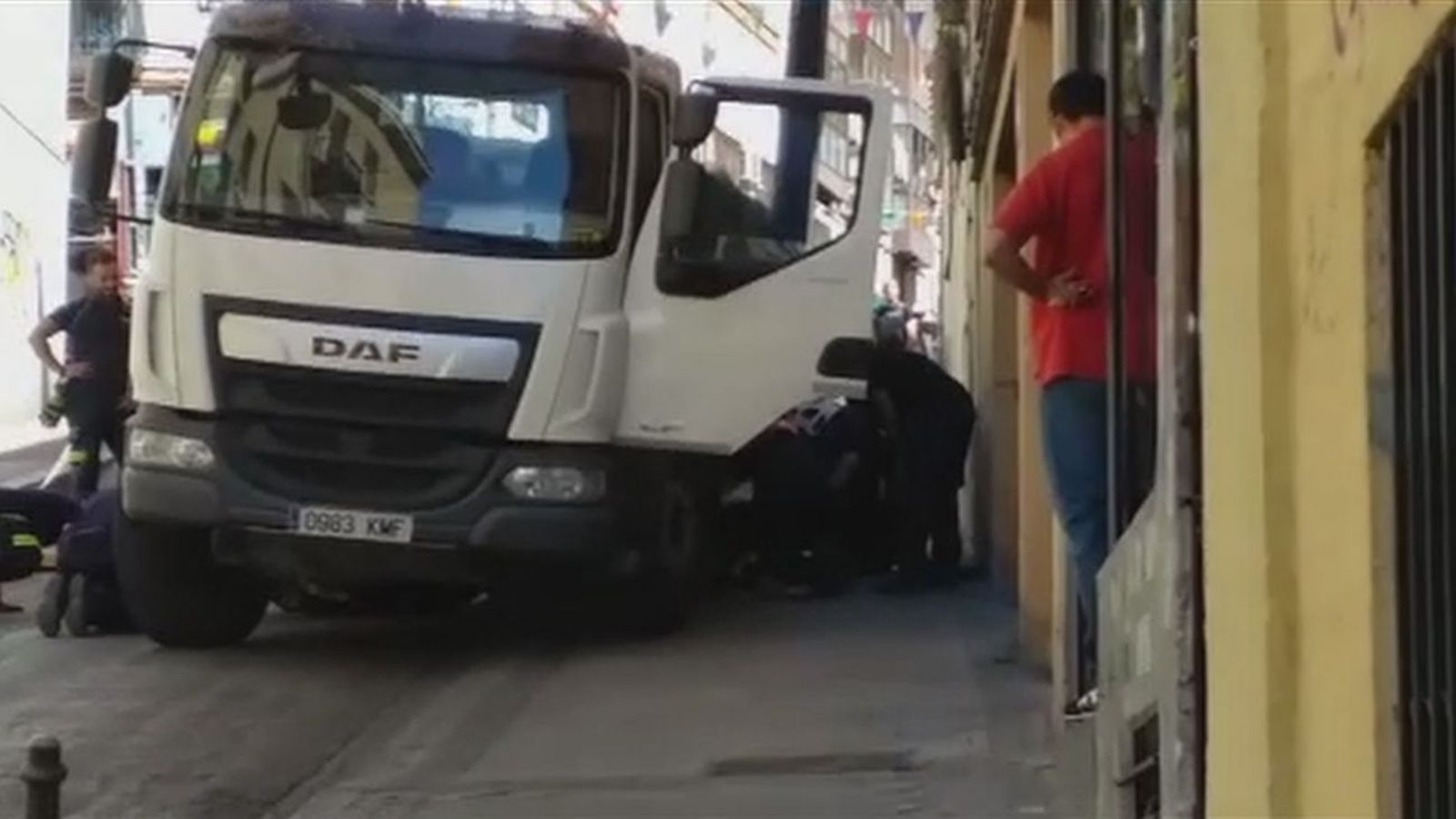 Un socavón se traga un camión en Lavapiés