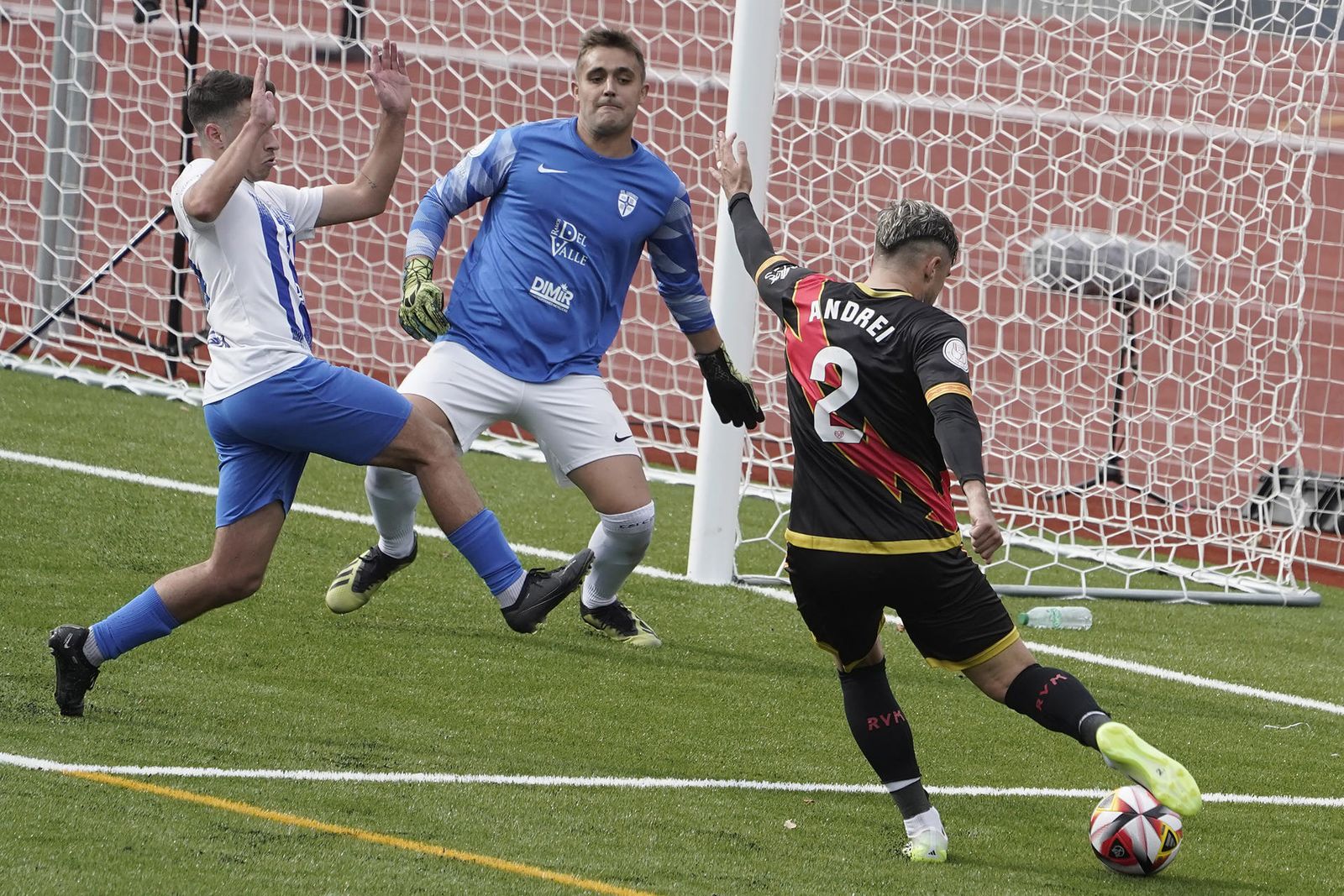 Ratiu ante el Atlético Lugones