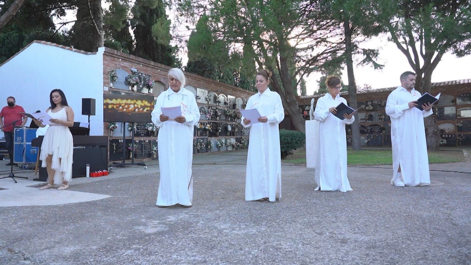 Homenajes atípicos en los cementerios con música, danza y poesía