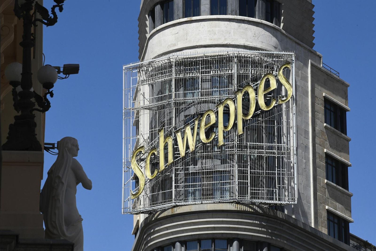 El neón de Schweppes cumple medio siglo iluminando la Gran Vía