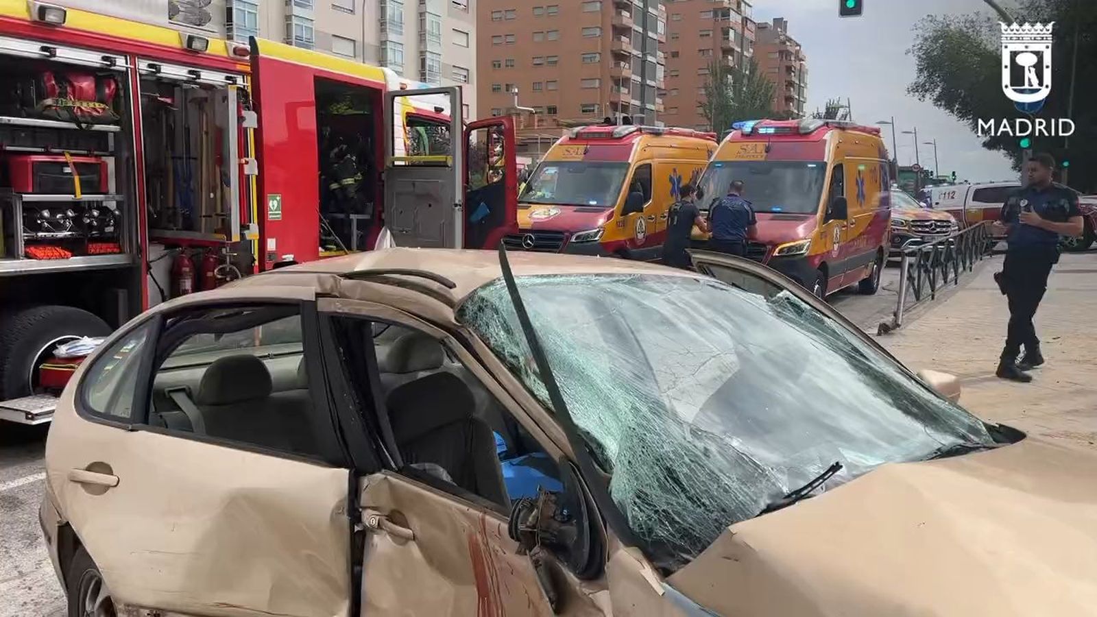 Grave accidente de tráfico en Usera entre un turismo y un autocar