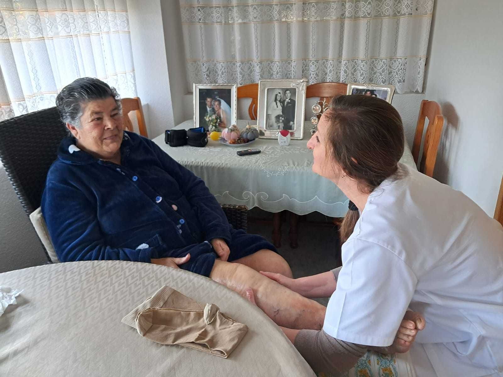 Una de las trabajadoras del servicio de asistencia, en el domicilio de una vecina de Ambite