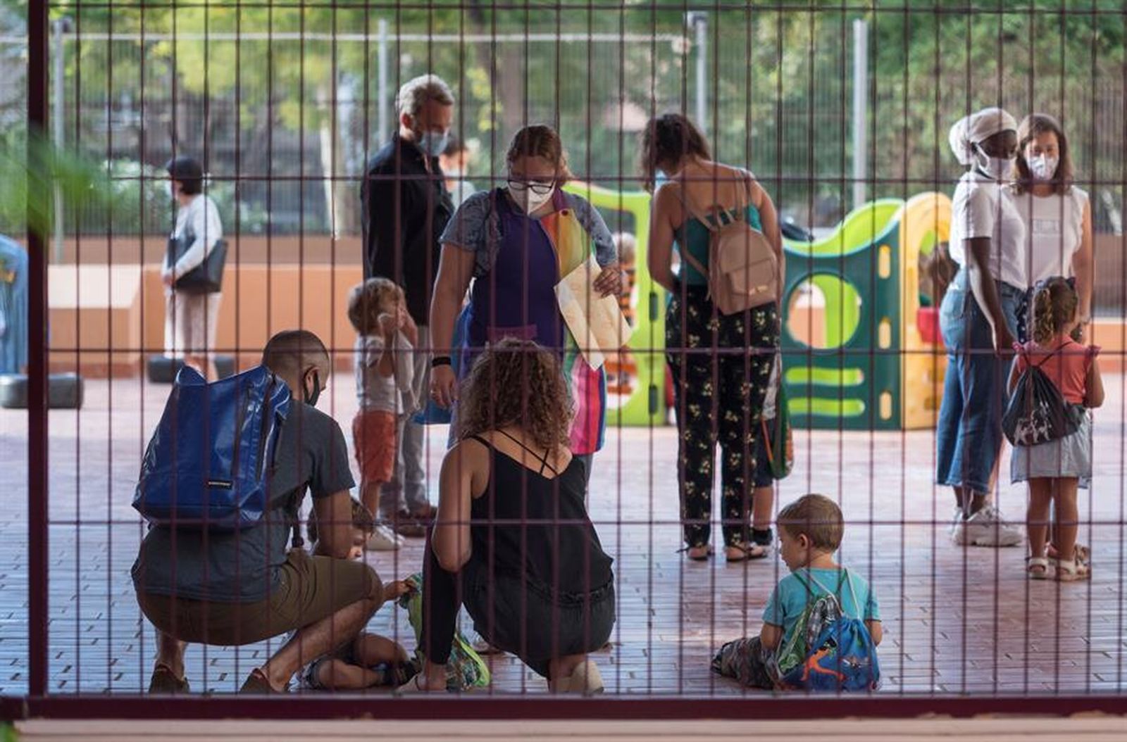 Padres y niños a la entrada de un colegio