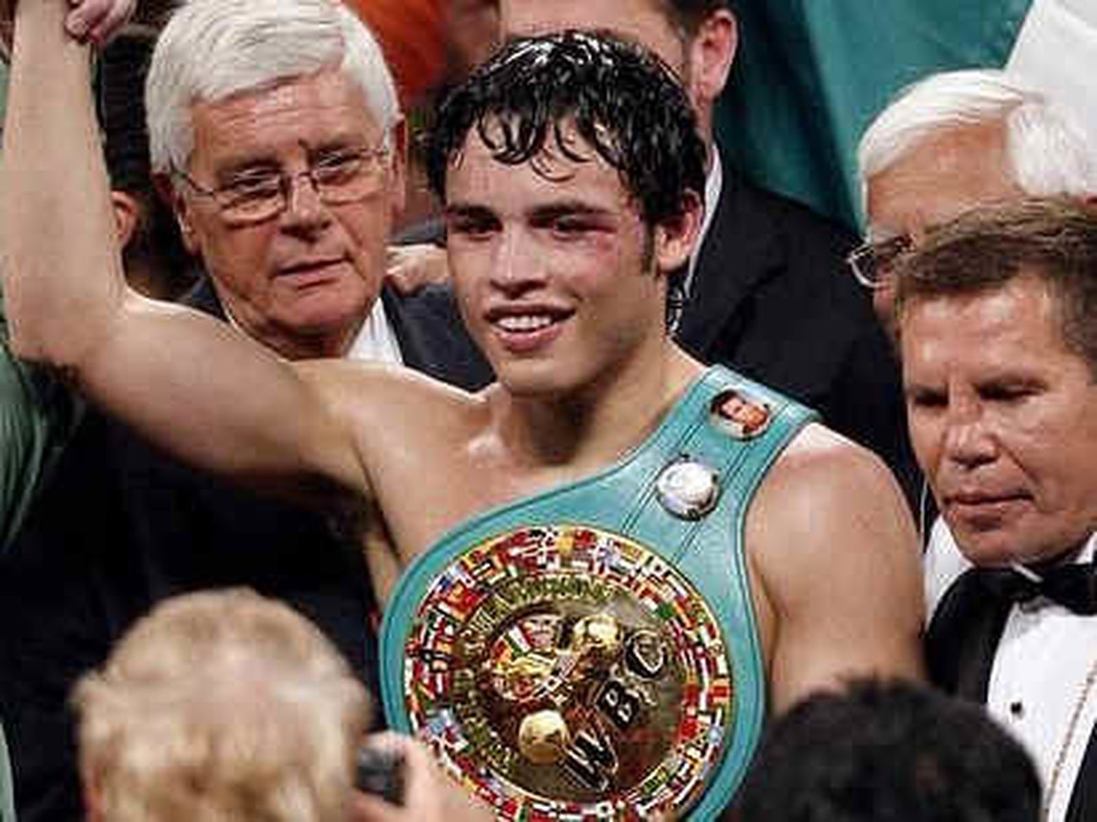 El hijo del mejor púgil mexicano de la historia gana a los puntos al campeón alemán Zbik